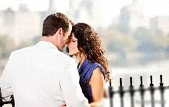 男生摸女生的胸是什么心理_男生摸女生耳朵什么心理