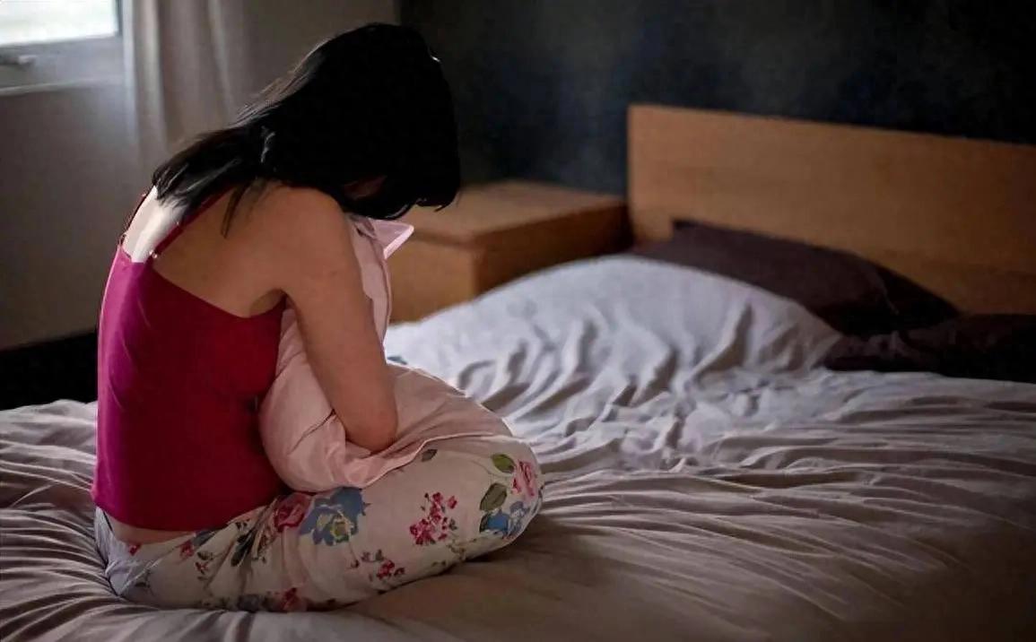 18岁的我被我爸爸46岁的朋友上了