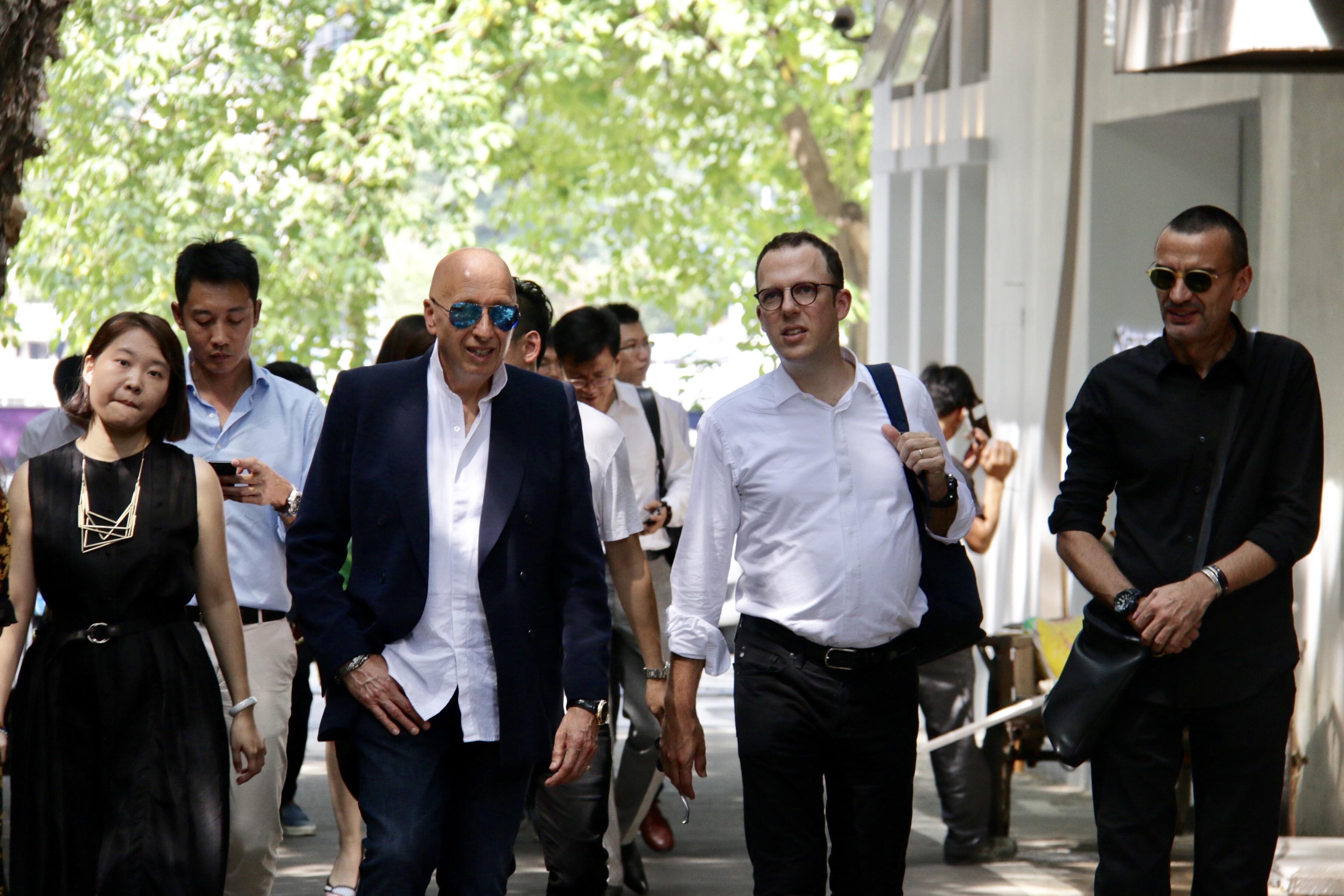 中国越来越繁荣富强，为什么很多人移民国外呢？